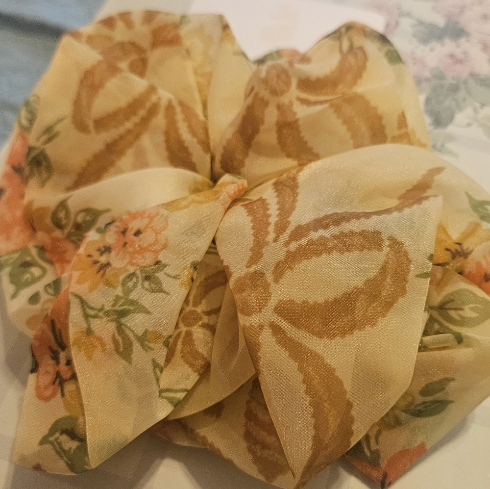 Selkie Crème Brûlée Scrunchie - Picture 4 of 4